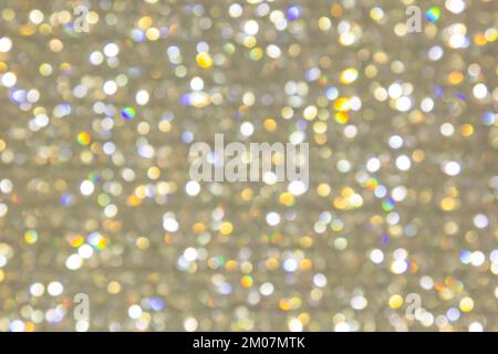 Verschwommene Lichter von Edelsteinen, Diamanten. Hintergrund für glamouröse Modefotos. Bokeh-Werbeplakat. Stockfoto