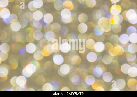 Verschwommene Lichter von Edelsteinen, Diamanten. Hintergrund für glamouröse Modefotos. Bokeh-Werbeplakat. Stockfoto