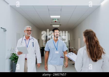 Ärzteteam am am Krankenhauskorridor. Stockfoto