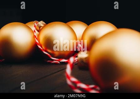 Farbige weihnachtsdekorationen auf schwarzem Holztisch. Weihnachtskugeln auf Holzhintergrund. Draufsicht, Kopierbereich. Neues Jahr Stockfoto