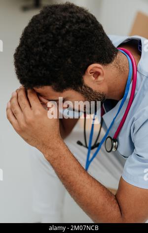 Aus der Perspektive eines müden Arztes, der auf dem Krankenhausflur sitzt. Stockfoto