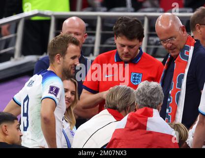 FIFA Weltmeisterschaft Katar 2022. Runde 16 zwischen England und Senegal im Al Bayt Stadium am 04. Dezember 2022 in Al Khor, Katar. Harry Kane aus England mit seiner Frau Katie Goodland und seinem Vater Patrick nach dem Spiel mit Frau Katie Goodland und Vater Fussball WM 2022 in Katar FIFA Fußball-Weltmeisterschaft 2022 © dibilderwelt / Alamy Stock Stockfoto