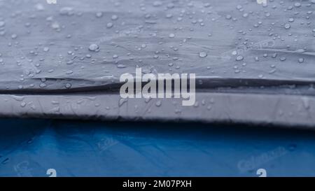 Vorokhta, Ukraine 12. Juni 2022: Regentropfen auf einem Zelt von Coleman, einem wasserdichten Doppelzelt. Stockfoto