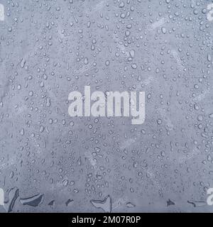 Vorokhta, Ukraine 12. Juni 2022: Regentropfen auf einem Zelt von Coleman, einem wasserdichten Doppelzelt. Stockfoto