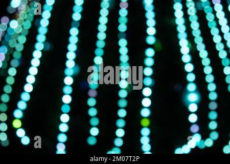 Goldene abstrakte gelbe, orangefarbene Bokeh-Lichter auf schwarzem Hintergrund mit Kopierbereich. Weihnachtskonzept, Grafikressourcen, gre Stockfoto