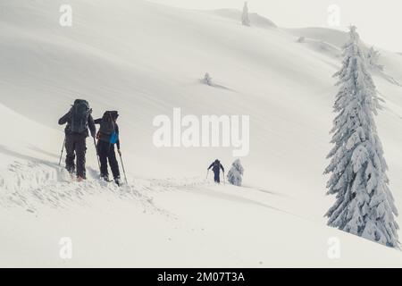 Touristen, die sich auf einem Foto der Skipiste fortbewegen Stockfoto