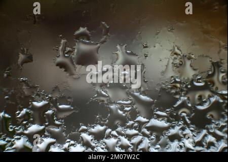 Nahaufnahme von Kondenswasser mit Wassertropfen auf dem Glas, Textur von Kondenswasser auf dem Fenster. Stockfoto