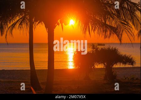 Sonnenuntergang am Lazy Beach, verlassen während der COVID-19-Pandemie. Koh Rong Samloem, Provinz Sihanoukville, Kambodscha. 8.. Dezember 2021. © Kraig Stockfoto