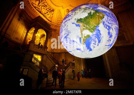 Nobel Week Lights im Zentrum von Stockholm, Schweden, 3. Dezember 2022. Dieses Bild: Gaia von Luke Jerram im Königlichen Palast. Foto: Fredrik Persson/TT Stockfoto