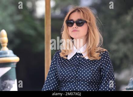 VENEDIG, ITALIEN - 01. SEPTEMBER: Aimee Lou Wood trifft am Excelsior Pier während des 79. Venice Film Festivals am 01. September 2022 ein Stockfoto
