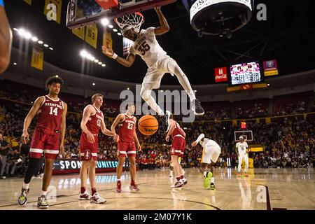 Arizona State Guard Devan Cambridge (35) taucht den Ball in der zweiten Hälfte des NCAA-Basketballspiels gegen Stanford in Tempe, Arizona, Sonntag, Dezember Stockfoto
