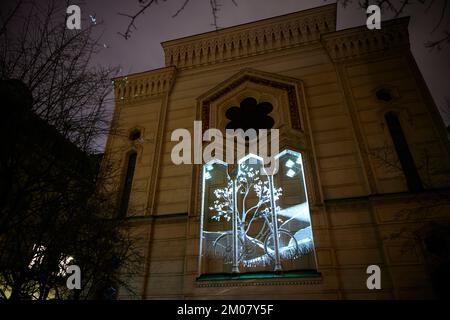 Nobel Week Lights im Zentrum von Stockholm, Schweden, 3. Dezember 2022. Dieses Bild: Helden AV Smash Studio in der Großen Synagoge. Foto: Fredrik Persson / Stockfoto