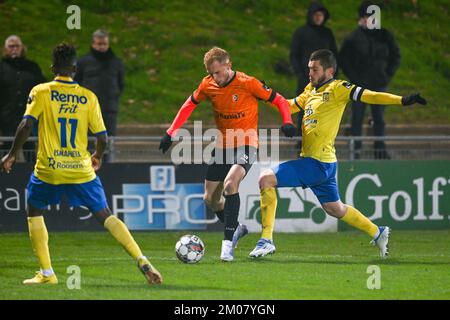 Deinze, Belgien. 04.. Dezember 2022. Jellert Van Landschoot (18) von KMSK Deinze und Dries Wuytens (15) von Beveren, dargestellt während eines Fußballspiels zwischen KMSK Deinze und SK Beveren während des 16. Spieltags in der Challenger Pro League für die Saison 2022-2023, am Sonntag, den 4. Dezember 2022 in Deinze, Belgien. FOTO STIJN AUDOOREN | SPORTPIX Kredit: David Catry/Alamy Live News Stockfoto