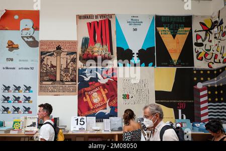 Venedig, Italien - 6. September 2022: 59. Venedig Art Biennale in Venedig. Alte Plakate, die für die Biennale von Venedig werben und im zentralen Pavillon präsentiert werden Stockfoto