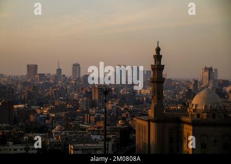 Kairo, Gazastreifen, Ägypten. 2.. Dezember 2022. Kairo, Ägypten. 02. Dezember 2022 Die pulsierende und dicht besiedelte Stadt Kairo, die Hauptstadt Ägyptens. Kairo, das auf dem Nil erbaut wurde, ist eine der größten Städte in Afrika und im Nahen Osten. Kairo hat eine sehr reiche Geschichte, die von der Antike bis zur Moderne reicht. Die Ruinen und Artefakte der Stadt dokumentieren Kairos historisches Erbe und machen sie zu einem ständigen Touristenziel. Kairo ist auch ein bedeutendes Wirtschafts- und Kulturzentrum im Nahen Osten (Kreditbild: © Ahmad Hasaballah/IMAGESLIVE via ZUMA Press Wire) Stockfoto