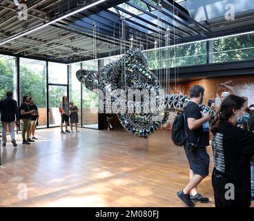 Venedig, Italien - 6. September 2022: 59. Biennale Venedig in Venedig. Gyre von der Künstlerin Yunchul Kim im koreanischen Pavillon Stockfoto