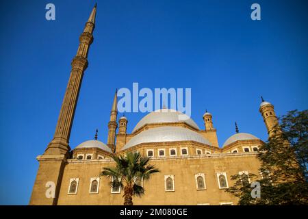 Kairo, Gazastreifen, Ägypten. 2.. Dezember 2022. Kairo, Ägypten. 02. Dezember 2022 Die große Moschee von Muhammad Ali Pascha in der Zitadelle von Kairo, Ägypten. Die große Moschee von Muhammad Ali Pasha ist eine der berühmtesten Moscheen in der Stadt Kairo und eine wichtige Touristenattraktion. Es wurde von Muhammad Ali Pascha zwischen 1830 und 1848 in Auftrag gegeben und wurde im osmanischen Stil erbaut und an der Sultan Ahmed Moschee in Istanbul modelliert. Muhammad Ali Pasha wurde später im Innenhof der Moschee begraben (Bild: © Ahmad Hasaballah/IMAGESLIVE via ZUMA Press Wire) Stockfoto