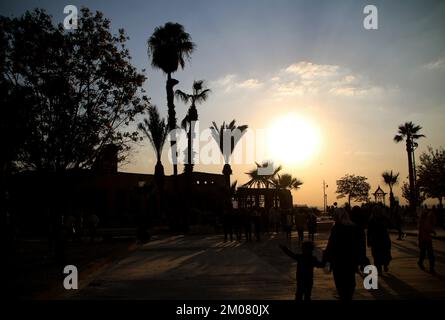 Kairo, Gazastreifen, Ägypten. 2.. Dezember 2022. Kairo, Ägypten. 02. Dezember 2022 Die Saladin Zitadelle auf den Mokattam Hügeln nahe dem Zentrum von Kairo bei Sonnenuntergang. Die Zitadelle ist eine mittelalterliche islamische Festung, die Sultan Saladin im 12.. Jahrhundert in Auftrag gegeben hat, um sein Sultanat Ägypten und Syrien vor den Kreuzrittern zu schützen. Sie wurde dann für fast 700 Jahre zum Regierungssitz der ägyptischen Herrscher und wurde später von den Briten und dann von der ägyptischen Armee als Militärgarnison genutzt, aufgrund ihrer sehr strategischen Lage am höchsten Punkt in Kairo. Es ist ein UNESCO-Weltkulturerbe und ein wichtiger Historiker Stockfoto