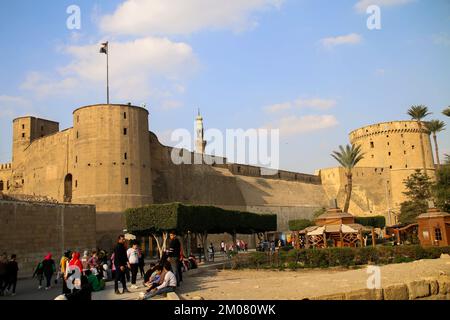 Kairo, Gazastreifen, Ägypten. 2.. Dezember 2022. Kairo, Ägypten. 02. Dezember 2022 Die Saladin Zitadelle auf den Mokattam Hügeln nahe dem Zentrum von Kairo. Die Zitadelle ist eine mittelalterliche islamische Festung, die Sultan Saladin im 12.. Jahrhundert in Auftrag gegeben hat, um sein Sultanat Ägypten und Syrien vor den Kreuzrittern zu schützen. Sie wurde dann für fast 700 Jahre zum Regierungssitz der ägyptischen Herrscher und wurde später von den Briten und dann von der ägyptischen Armee als Militärgarnison genutzt, aufgrund ihrer sehr strategischen Lage am höchsten Punkt in Kairo. Es ist ein UNESCO-Weltkulturerbe und eine wichtige historische Stätte, h Stockfoto