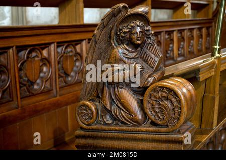 Ein Engelsmusiker, der in die Chorställe schnitzt, St. Mary's Church, Warwick, Warwickshire, Großbritannien Stockfoto