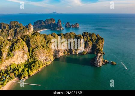 Blick aus der Vogelperspektive auf die Phra nang Höhle oder den Princess Cave Beach in Krabi, Thailand. Hochwertiges Foto Stockfoto