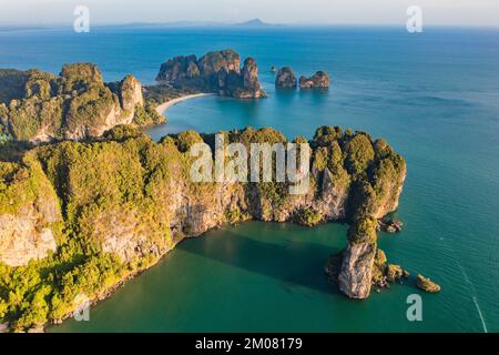 Blick aus der Vogelperspektive auf die Phra nang Höhle oder den Princess Cave Beach in Krabi, Thailand. Hochwertiges Foto Stockfoto