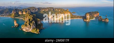 Blick aus der Vogelperspektive auf die Phra nang Höhle oder den Princess Cave Beach in Krabi, Thailand. Hochwertiges Foto Stockfoto