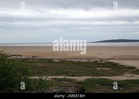 Blick auf Morecambe Bay bei Ebbe mit Grange über Sands auf der gegenüberliegenden Uferseite von Blackstone Point, Arnside, Cumbria, England, Großbritannien Stockfoto
