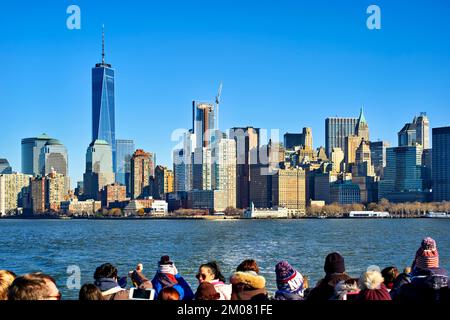 New York. Vereinigte Staaten. Touristen, die die Skyline von Manhattan betrachten Stockfoto