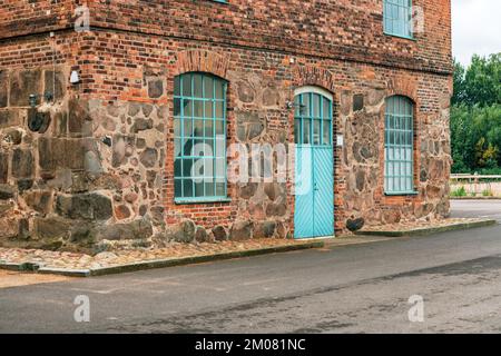 Altes Gebäude in Halmstad, Schweden. Beispiel für klassischen skandinavischen Architekturstil. Selektiver Fokus. Stockfoto