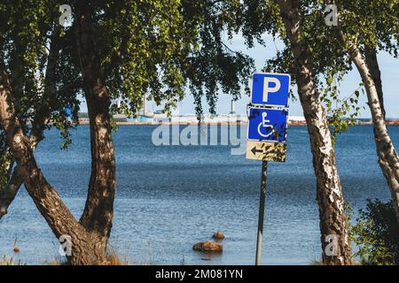 Schild für reservierten Behindertenparkplatz an der Küste von Kattegat in Halmstad, Schweden. Selektiver Fokus. Stockfoto