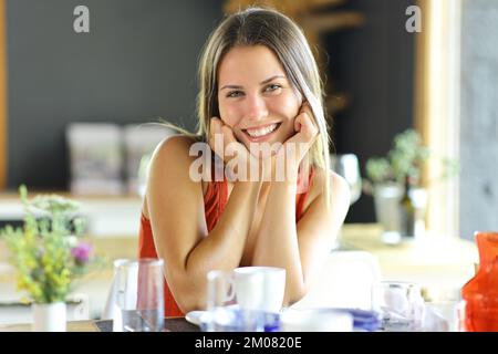 Glücklicher Teenager, der in einem Restaurant posiert und in die Kamera schaut Stockfoto