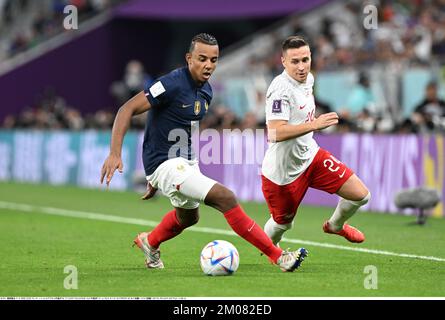 Jules Kounde (5) aus Frankreich und Przemyslaw Frankowski (24) aus Polen während der FIFA-Weltmeisterschaft Katar 2022. Runde 16 zwischen Frankreich 3-1 Polen im Al Thumama Stadium am 4. Dezember 2022 in Doha, Katar. Kredit: Takamoto Tokuhara/AFLO/Alamy Live News Stockfoto
