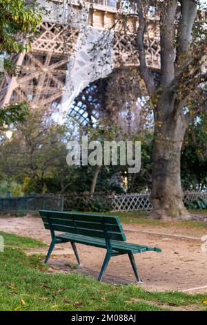Bank unter dem eiffelturm in paris Stockfoto