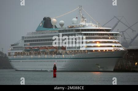 05. Dezember 2022, Mecklenburg-Vorpommern, Warnemünde: Das letzte Luxusschiff der Saison, die „Amera“ des Schifffahrtsunternehmens Phoenix Reisen, hat am Kreuzfahrtanleger des Ostseerorts festgemacht. Laut Rostock Port gab es in der letzten Saison 139 Anrufe von 30 Kreuzfahrtschiffen. Foto: Bernd Wüstneck/dpa Stockfoto