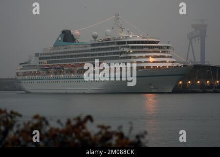 05. Dezember 2022, Mecklenburg-Vorpommern, Warnemünde: Das letzte Luxusschiff der Saison, die „Amera“ des Schifffahrtsunternehmens Phoenix Reisen, hat am Kreuzfahrtanleger des Ostseerorts festgemacht. Laut Rostock Port gab es in der letzten Saison 139 Anrufe von 30 Kreuzfahrtschiffen. Foto: Bernd Wüstneck/dpa Stockfoto