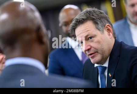 05. Dezember 2022, Namibia, Windhuk: Robert Habeck (Bündnis 90/die Grünen), Bundesminister für Wirtschaft und Klimaschutz, Tom Alweendo (l), Minister für Bergbau und Energie Namibias, trifft sich zu Gesprächen im State House mit Wirtschaftsvertretern. Der deutsche Wirtschaftsminister Habeck besucht während seiner fünftägigen Reise nach Afrika Namibia und Südafrika. Neben der allgemeinen wirtschaftlichen Zusammenarbeit wird sich die Reise auf eine engere Zusammenarbeit im Bereich Wasserstoff konzentrieren. Insbesondere Namibia verfügt über ein großes Potenzial zur Stromerzeugung aus erneuerbaren Quellen wie Wind- und Solarenergie. Foto: Bernd vo Stockfoto