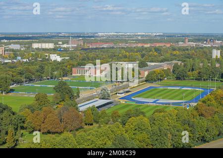 August-Bier-Platz und Hindenburgplatz (links) Hanns-Braun-Platz rechts), Olympiapark, Westend, Charlottenburg, Berlin, Deutschland Stockfoto
