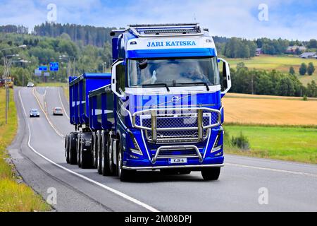 Wunderschön personalisierter, blauweißer Volvo FH16-Lkw-Kassettenwagen Jari Katiska Oy auf dem Highway 3 in Pirkanmaa, Finnland. 11. August 2022. Stockfoto