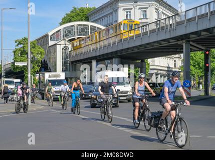 Radfahrer, U-Bahn, Skalitzer Straße, Görlitzer Bahnhof, Kreuzberg, Berlin, Deutschland Stockfoto