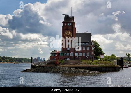 Seemannshöft, historisches Backsteingebäude mit Aussichtsturm, Uhrenturm an der Elbe, Wahrzeichen am Eingang zum Hamburger Hafen, Hambur Stockfoto