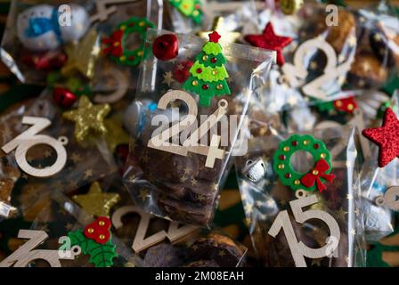 Berlin, Deutschland. 21.. November 2022. Auf einem Tisch steht ein hausgemachter Adventskalender mit kleinen Tüten mit Zahlen von 1 bis 24, gefüllt mit Weihnachtsgebäck und Schokolade. Quelle: Monika Skolimowska/dpa/Alamy Live News Stockfoto