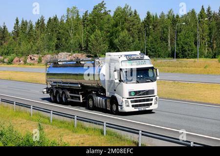 Weißer Volvo FH Lkw Haugas Transport zieht einen Auflieger auf der Autobahn an einem Sommertag. Salo, Finnland. 17. Juni 2020. Stockfoto