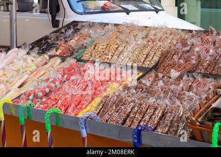 Süßigkeiten, Nüsse und karamellisierte Trockenfrüchte auf einem Straßenmarkt Stockfoto