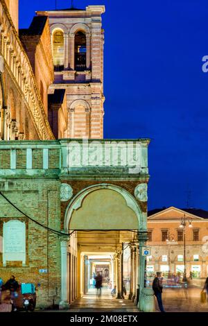 Loggia dei Mercanti auf der Südseite der Kathedrale, Ferrara, Italien Stockfoto