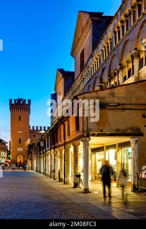 Loggia dei Mercanti auf der Südseite der Kathedrale, Ferrara, Italien Stockfoto