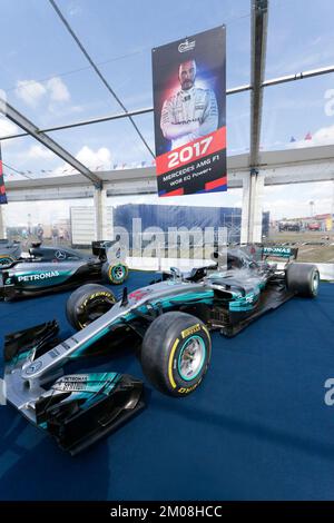 Blick auf den Mercedes AMG F1 W08 EQ Power+, den Sir Lewis Hamiltons 2017 Formel-1-Championship-Gewinner, ausgestellt im Silverstone Classic 2022 Stockfoto