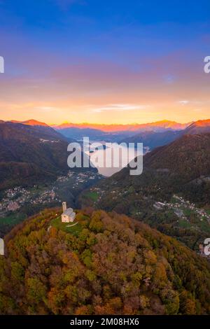 Sonnenuntergang über dem Comer See von der Kirche San Zeno auf dem Gipfel des Intelvi-Tals im Herbst. Cerano d'Intelvi, Comer Distrikt, Comer See, Lombardei, Italien. Stockfoto