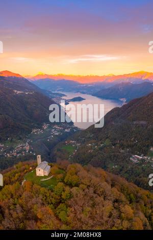 Sonnenuntergang über dem Comer See von der Kirche San Zeno auf dem Gipfel des Intelvi-Tals im Herbst. Cerano d'Intelvi, Comer Distrikt, Comer See, Lombardei, Italien. Stockfoto