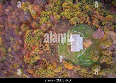 Die Einsiedlung San Zeno auf dem Gipfel des Intelvi-Tals im Herbst aus der Vogelperspektive. Cerano d'Intelvi, Comer Distrikt, Comer See, Lombardei, Italien. Stockfoto